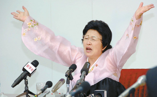 Pak Jong-suk, a double defector, speaks at a press conference in North Korea on June 28 during which she admitted to defecting to the South and lambasted the capitalist system she experienced. Pak said she defected to see her father, who lived in the South, and called her decision “foolish.” [YONHAP]